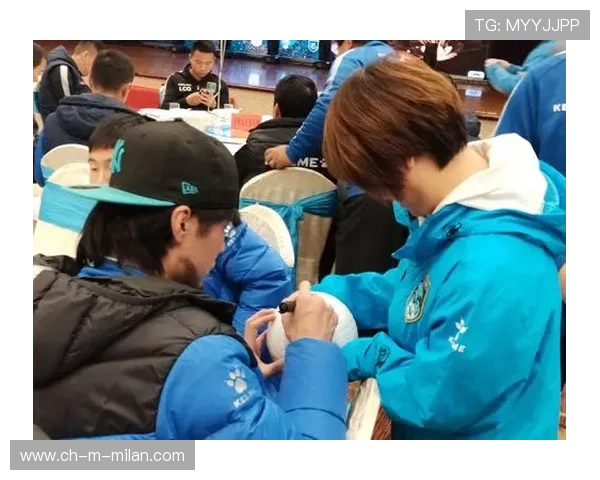 冠军球队主场球迷报答赛季支持开展感谢活动，球队拿冠军的说说